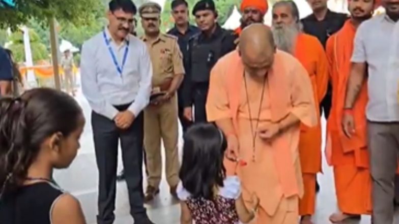CM Yogi Janta Darbar: सीएम योगी ने गोरखनाथ मंदिर में बच्चों से की बातचीत, बांटी चॉकलेट; जनता दरबार का VIDEO आया सामने