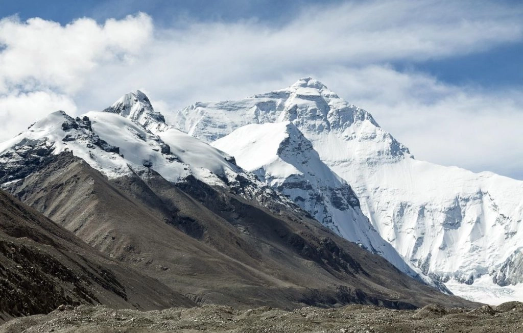 माउंट एवरेस्ट पर बर्फीला तूफान बना कहर, 1000 लोग फंसे