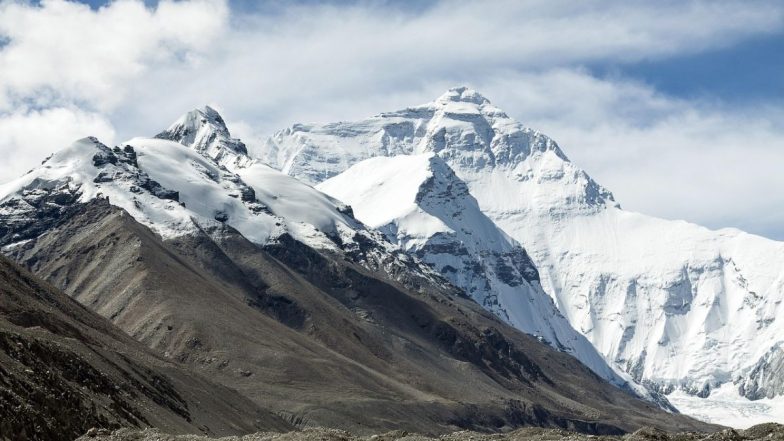 Mount Everest पर बर्फीले तुफान का कहर, Tibetan हिस्से में 1,000 पर्यटक फंसे; राहत और बचाव अभियान जारी