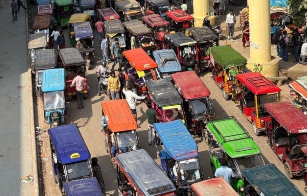 दिल्ली में ई-रिक्शा हादसों ने ली दो बच्चों की जान