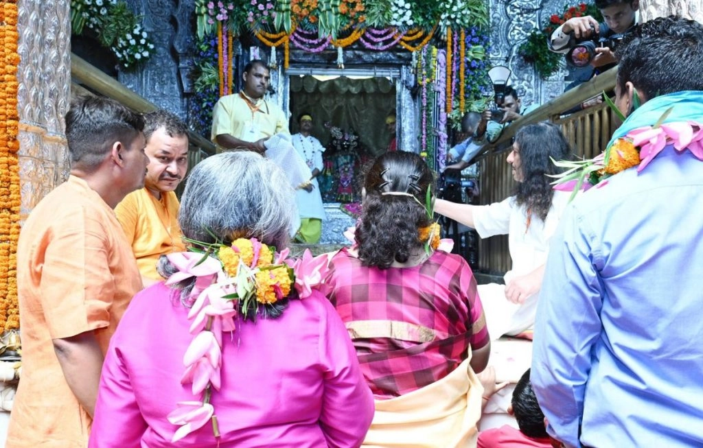 मथुरा के बांके बिहारी मंदिर के बंद खजाने में मिली सोने-चांदी की सिल्लियां