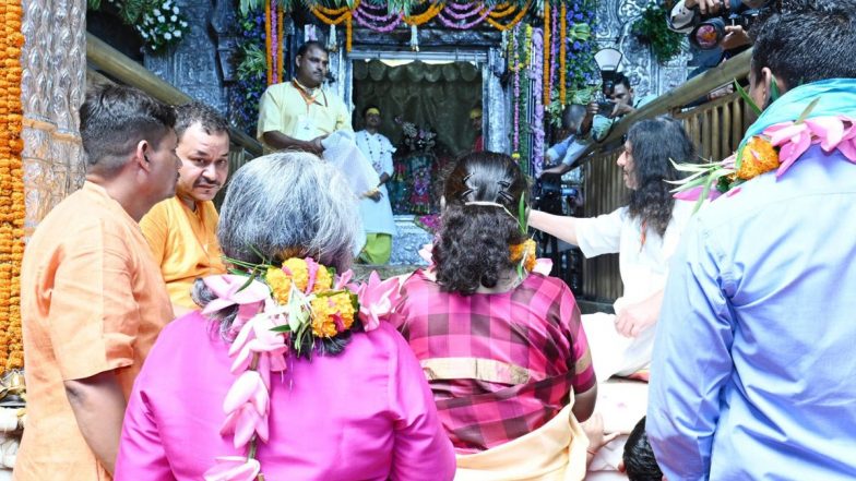 UP: 54 साल बाद खुला Banke Bihari Mandir का खजाना, मिलीं सोने-चांदी की सिल्लियां; SC के आदेश पर सर्वेक्षण की हुई Videography