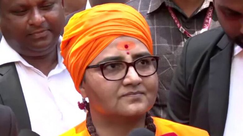 Pragya Singh Thakur: प्रज्ञा सिंह ठाकुर का विवादित बयान, अगर बेटी विधर्मी के पास जाए तो उसकी टांगें तोड़ दो, सोशल मीडिया पर मचा बवाल; VIDEO