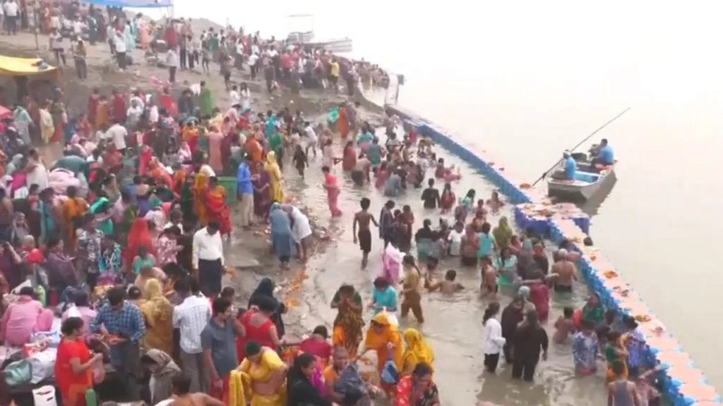 भाई दूज की भक्ति में डूबा देश, मुंबई से दिल्ली तक छाई श्रद्धा, प्रयागराज के बलुआ घाट पर गूंजे आस्था के स्वर और हुआ पवित्र स्नान; VIDEO