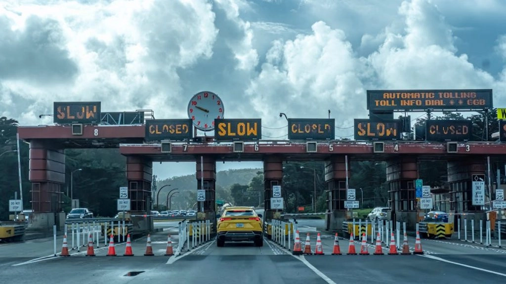 दीपावली बोनस कम मिलने से नाराज़ कर्मियों ने खोले टोल गेट, आगरा-लखनऊ एक्सप्रेसवे पर 5000 गाड़ियां बिना टोल निकलीं, कंपनी को बड़ा नुकसान