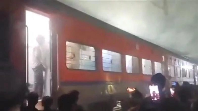 Mobile Blast Video: चलती ट्रेन में फटा चार्जिंग पर लगा मोबाइल, जनसेवा एक्सप्रेस के कोच में लगी आग, बाल-बाल बचे यात्री