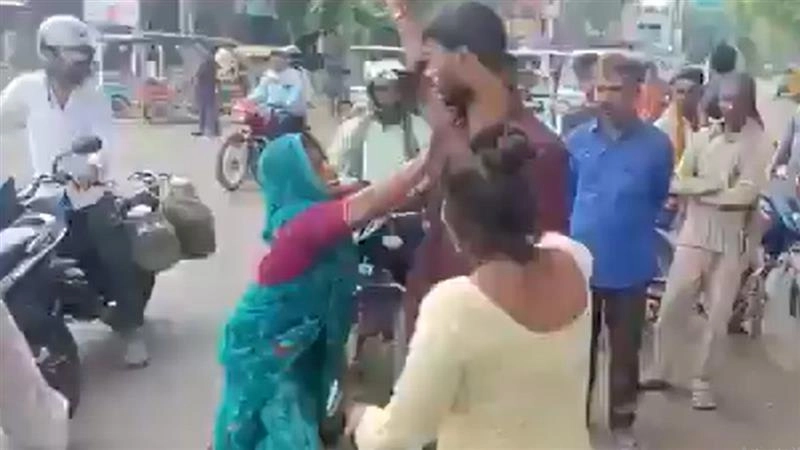 Viral Video: यूपी के कानपुर में पत्नी ने पति को गर्लफ्रेंड के साथ रंगे हाथों पकड़ा, बीच सड़क पर की जमकर पिटाई