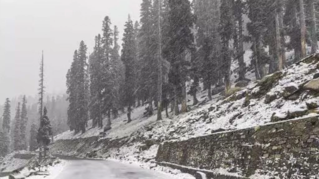 अक्टूबर में ही पहाड़ों पर बर्फ की चादर, क्या इस बार पड़ेगी अधिक ठंड?