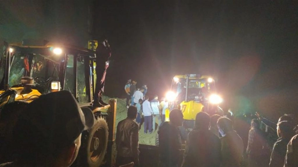 हिमाचल के बिलासपुर में लैंडस्लाइड, पहाड़ से बस पर गिरा मलबा, 15 लोगों की मौत