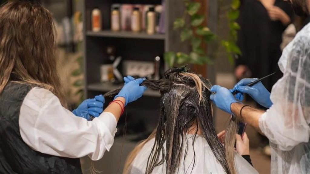 हेयर कलर कराने से 20 साल की लड़की को हुई खतरनाक बीमारी, किडनी में आई सूजन