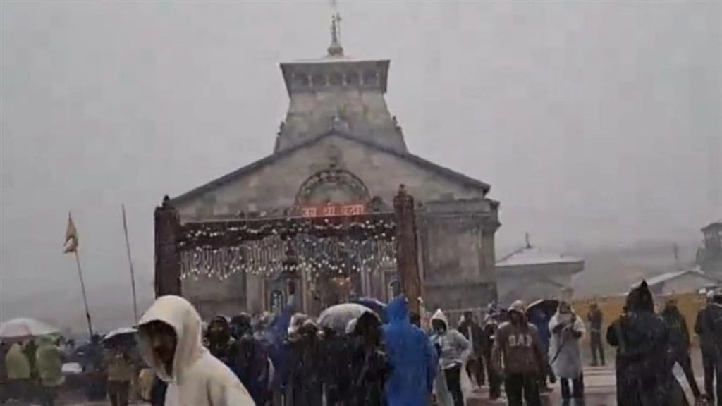 केदारनाथ धाम में बर्फबारी, कड़कती ठंड के बीच भी दिखा श्रद्धालुओं  का उत्साह | VIDEO