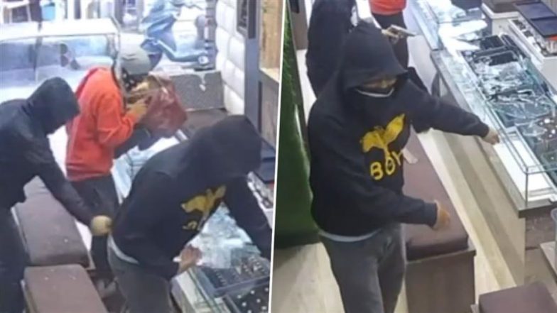 Punjab: जालंधर में दिनदहाड़े ज्वेलरी शॉप पर हमला, बंदूक की नोक पर कैश-गहने लेकर फरार हुए लुटेरे | Video