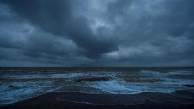 Cyclone Montha: तबाही मचाने आया चक्रवाती तूफान मोंथा, आंध्र के तट पर लैंडफॉल शुरू; 7 जिलों में नाइट कर्फ्यू