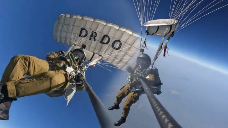 DRDO का कमाल! 32,000 फीट की ऊंचाई से कूदे भारतीय जवान, VIDEO में देखें स्वदेशी कॉम्बैट पैराशूट का सफल टेस्ट