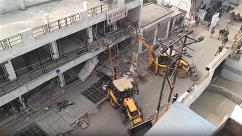 Uttar Pradesh: बरेली में मौलाना तौकीर रजा के करीबी पर एक्शन, प्रशासन ने बुलडोजर से तोड़ीं दुकानें