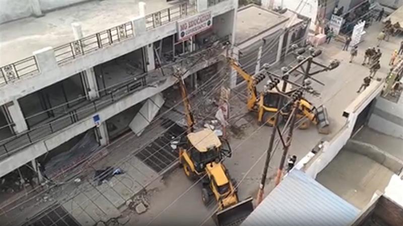 Uttar Pradesh: बरेली में मौलाना तौकीर रजा के करीबी पर एक्शन, प्रशासन ने बुलडोजर से तोड़ीं दुकानें