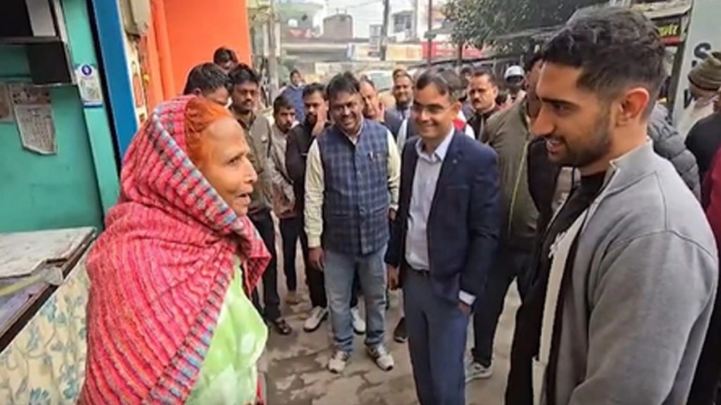 UP: वाराणसी में डीएम-कमिश्नर ने चलाया डोर-टू-डोर अभियान, वोटर लिस्ट सुधार व कूड़ा कलेक्शन की जांच