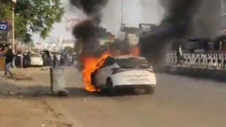 Lucknow: चलती कार में लगी आग, दो लोगों ने कूदकर बचाई खुद की जान, सड़क पर मची अफरा तफरी, लखनऊ में भीषण हादसा: VIDEO