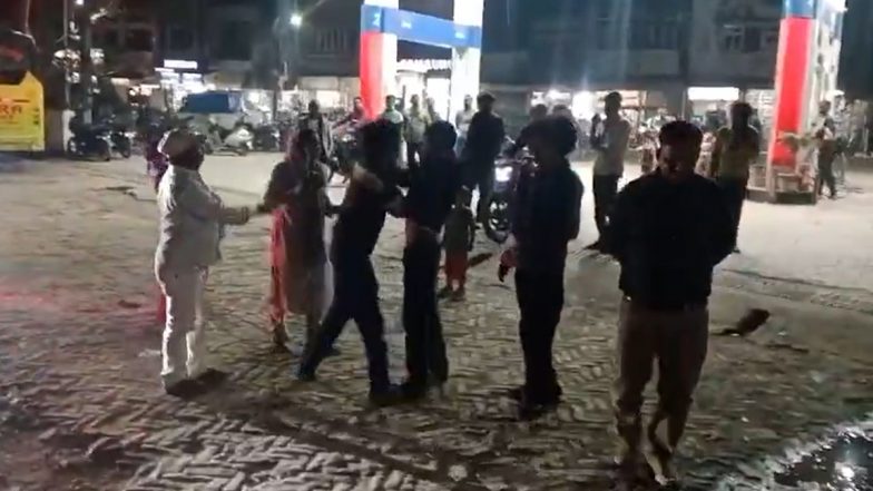 Viral Video: यूपी के हरदोई में टिकट को लेकर हंगामा, महिला यात्री ने चलती बस में कंडक्टर को पीटा