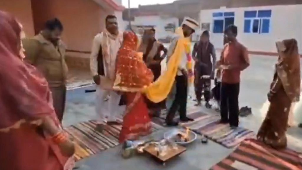 रामपुर जिले में दहेज़ की मांग के बाद पुलिस स्टेशन में हुई शादी.