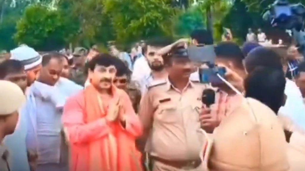 बिहार में बीजेपी सांसद मनोज तिवारी के सामने लगे आरजेडी जिंदाबाद और तेजस्वी जिंदाबाद के नारे.