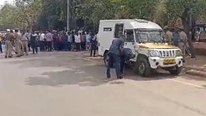 बेंगलुरु में दिन दहाड़े करोड़ों रुपये की लूट, एटीएम फंड ले जा रही गाड़ी को बनाया निशाना