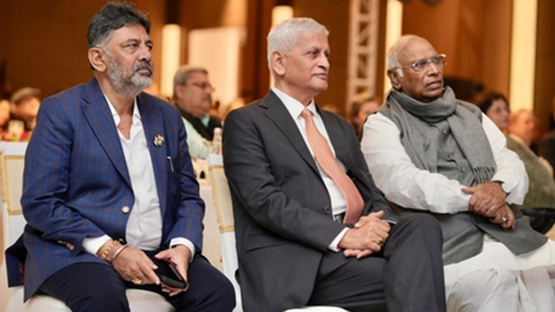 कर्नाटक में सियासी अटकलों के बीच कांग्रेस प्रमुख मल्लिकार्जुन खड़गे के साथ दिखे डिप्टी सीएम डीके शिवकुमार