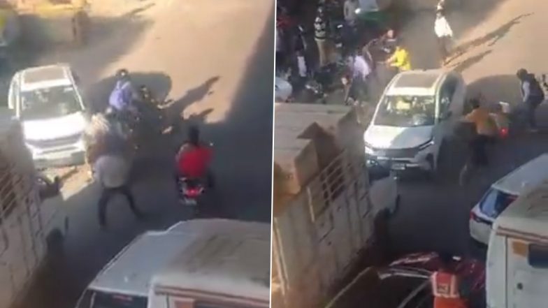 VIDEO: ऑटो रिक्शा चालक से हुआ विवाद, गुस्से में कार सवार ने सड़क पर 3 को कुचला, लोगों ने मारे पत्थर, लखनऊ का वीडियो आया सामने