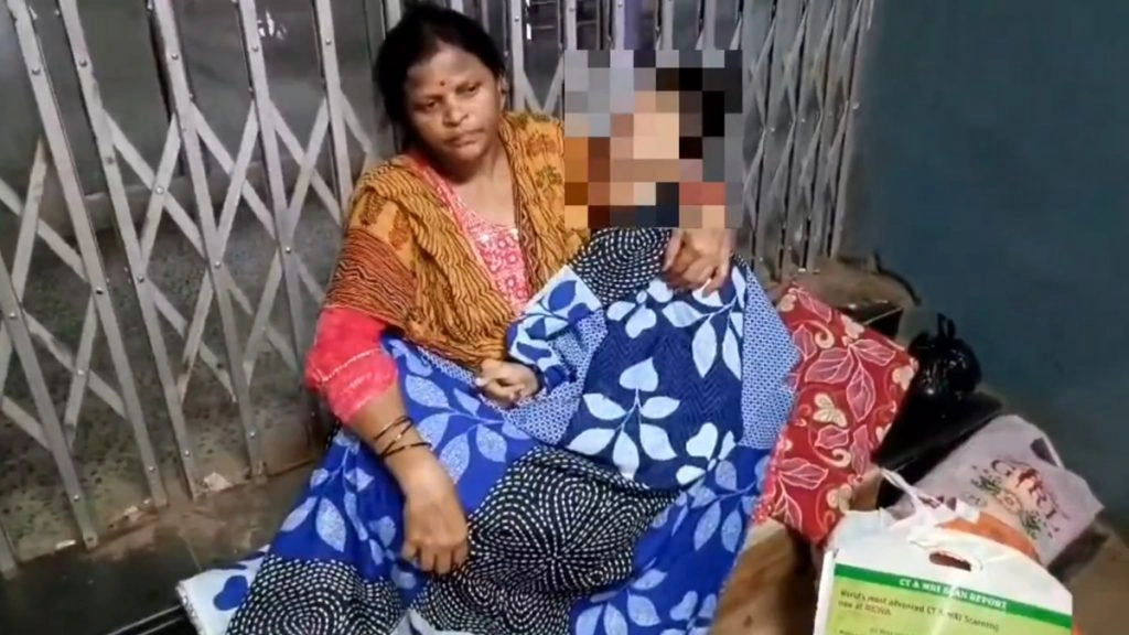 रीवा के हॉस्पिटल में महिला और उसके दिव्यांग बेटे को स्टाफ ने निकाला बाहर.