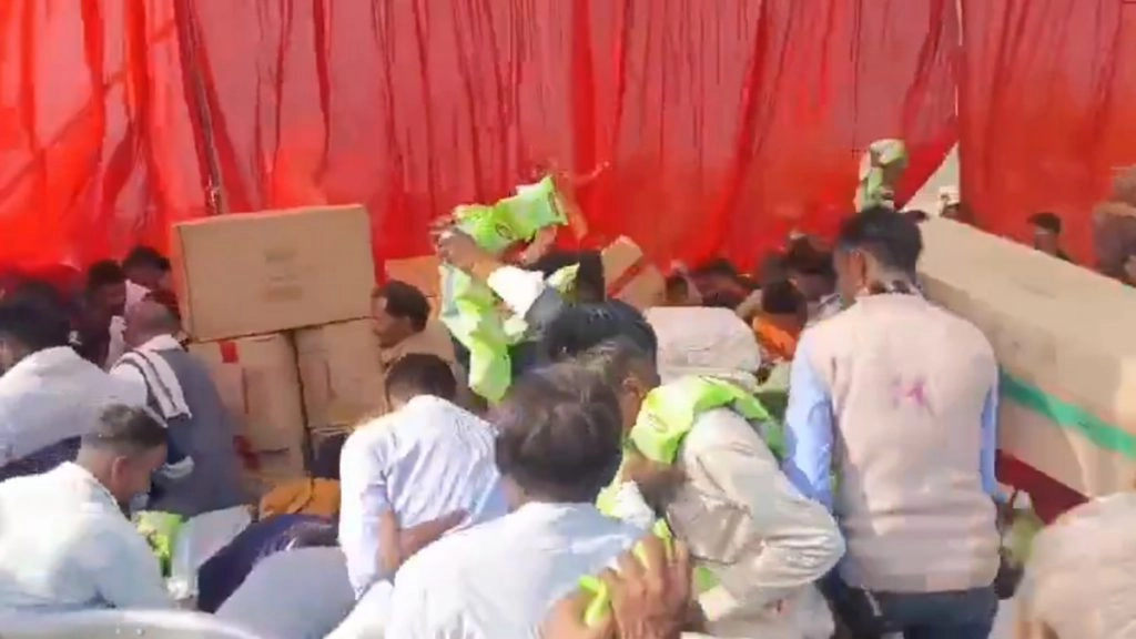 हमीरपुर जिले में सामूहिक विवाह में नाश्ते के लिए मची लूट.