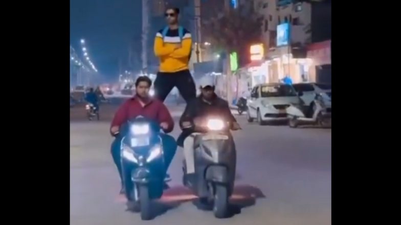 Viral  Video: युवक ने 2 बाइक पर सवार होकर किया अजय देवगन वाला स्टंट, हैदराबाद का वीडियो सामने आने के बाद पुलिस तलाश में जुटी
