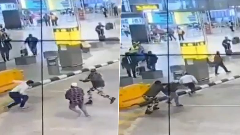 Bengaluru Airport Knife Attack: बेंगलुरु एयरपोर्ट पर विवाद के बाद शख्स ने टैक्सी ड्राइवरों पर की चाकू से हमले की कोशिश, CISF के जवानों ने किया काबू: VIDEO