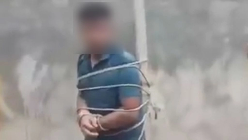 छेड़खानी के आरोप में रायबरेली जिले में युवक को पोल से बांधकर की गई पिटाई.
