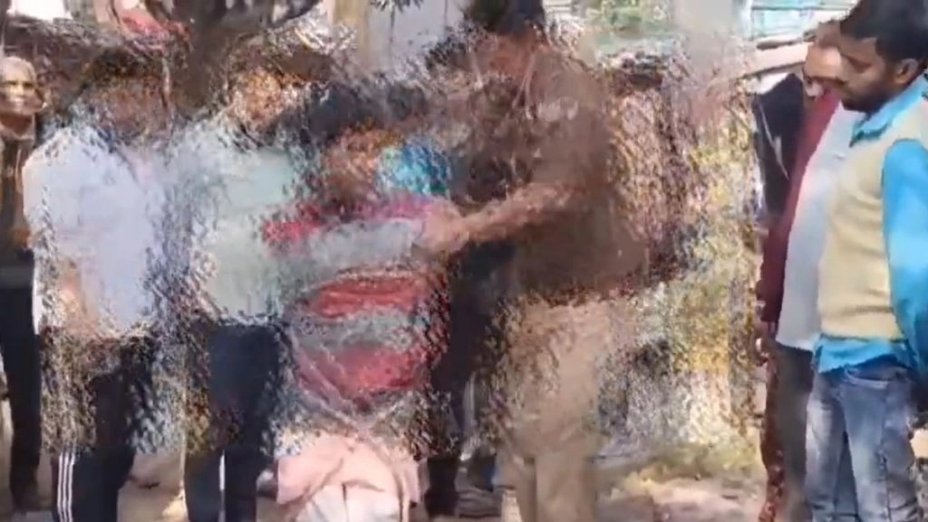बुलंदशहर जिले में नाबालिग के साथ बेरहमी. पेड़ से बांधकर की गई पिटाई.