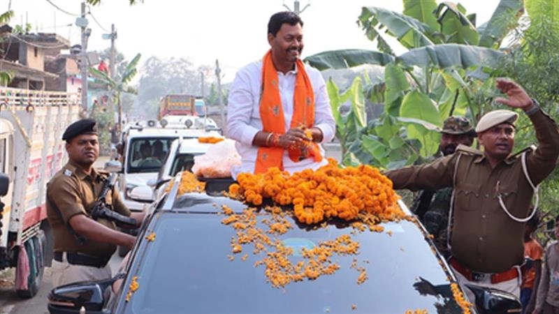 बिहार के मंत्री लखेंद्र रौशन ने किया रामभद्राचार्य के जातिगत व्यवस्था पर दिए बयान का समर्थन