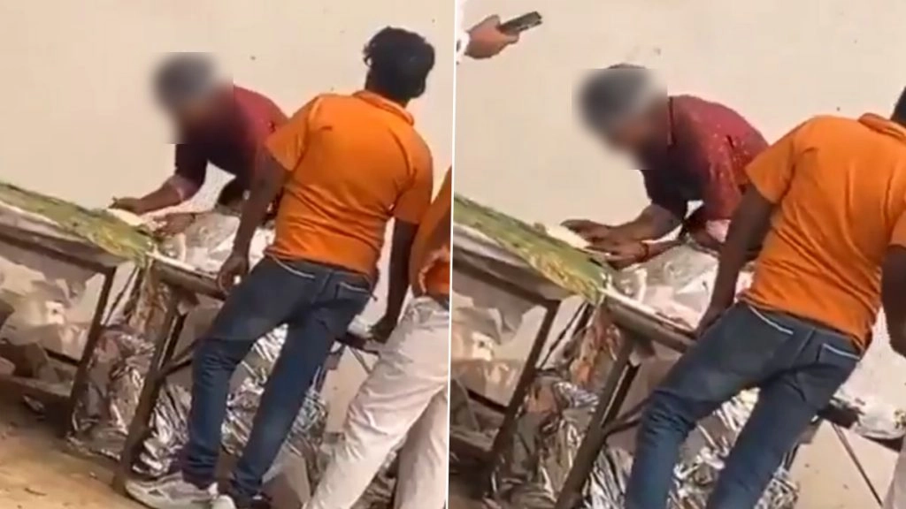 बागपत जिले में कार्यक्रम के दौरान तंदूरी रोटी में  थूक रहा था युवक.