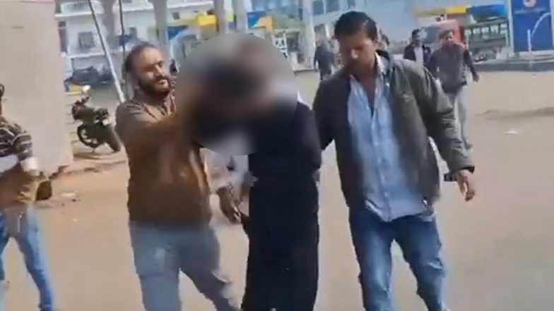Chhatarpur Shocker: नाबालिग का चुपके से बनाया वीडियो, फिर किया ब्लैकमेल, युवक को पकड़कर लोगों ने पीटा, पुलिस के हवाले किया: VIDEO