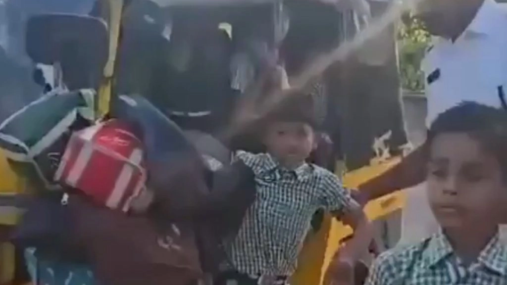 नगरकुरनूल जिले में ऑटो रिक्शा में सवार थे 22 बच्चे.