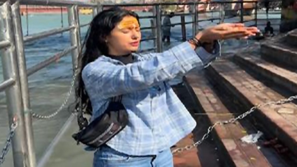 हरिद्वार में गंगा स्नान करने पहुंचीं खुशबू पाटनी, माथे पर चंदन लगाकर किया भगवान शिव का ध्यान