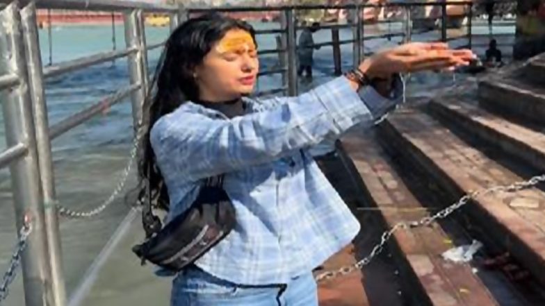 हरिद्वार में गंगा स्नान करने पहुंचीं खुशबू पाटनी, माथे पर चंदन लगाकर किया भगवान शिव का ध्यान