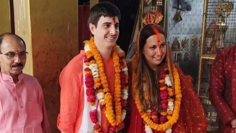 Viral Video: वाराणसी में इटालियन कपल ने फिर से किया पुनर्विवाह, हिंदू रीती से लिए सात फेरे
