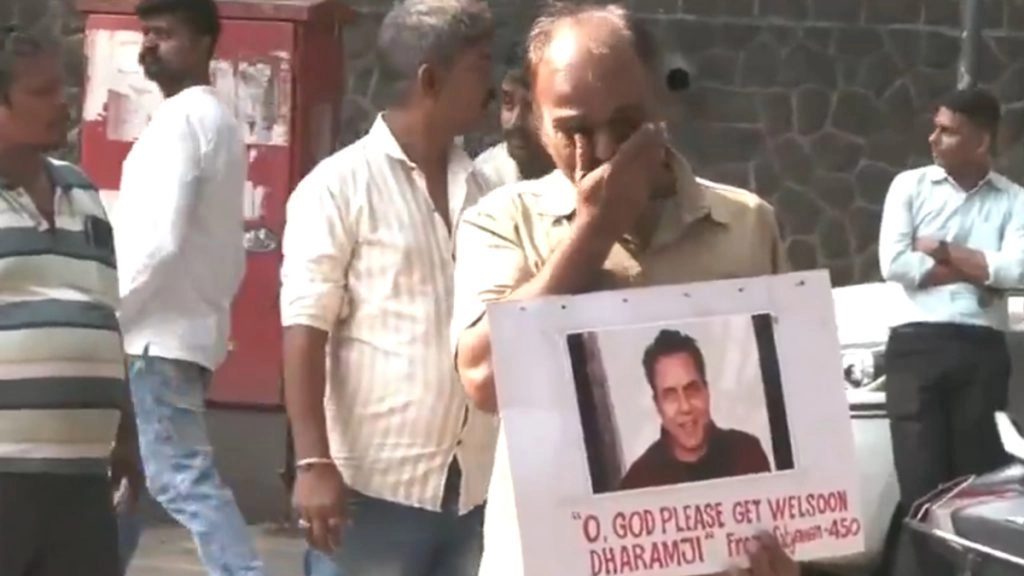 बॉलीवुड एक्टर धर्मेंद्र के घर के बाहर उनका फैन रोने लगा.