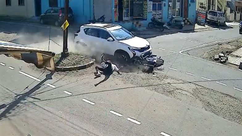 Accident Caught on Camera: मध्य प्रदेश के खंडवा में भीषण सड़क दुर्घटना, कार की टक्कर से बाइक सवार गंभीर रूप से घायल
