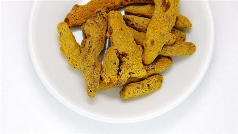 Raw Turmeric Benefits: शरीर को डिटॉक्स कर स्वस्थ बनाने में बेहद मददगार है कच्ची हल्दी