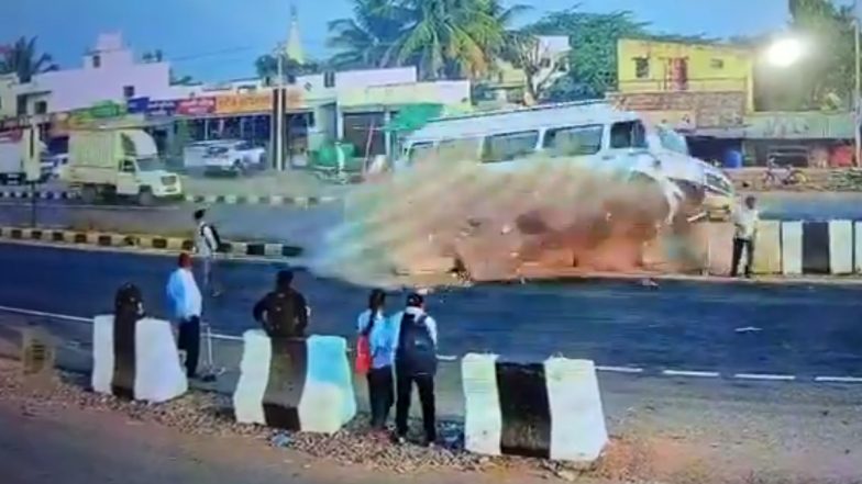 Satara Road Accident: तेज रफ्तार मिनी बस ने लोगों को कुचला, 1 की मौत, 4 लोग घायल, सातारा फलटन रोड पर भीषण सड़क हादसा: VIDEO