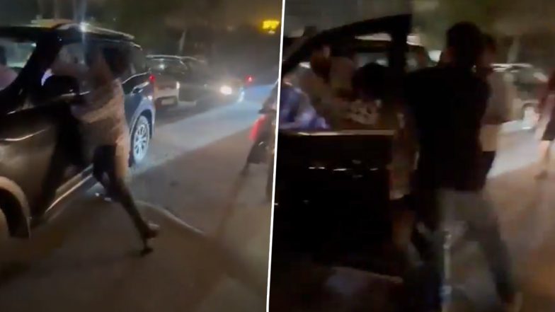 Meerut: पुलिस के सामने गुंडागर्दी! साइड न देने को लेकर युवकों ने की कार सवारों के साथ मारपीट, मेरठ की सड़क पर दिखा आतंक: VIDEO