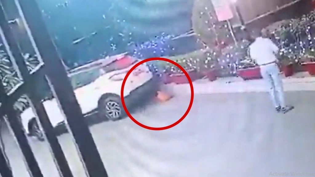 ग्रेटर नोएडा में कार सवार ने लापरवाही से कार रिवर्स लेते हुए महिला को कुचला.