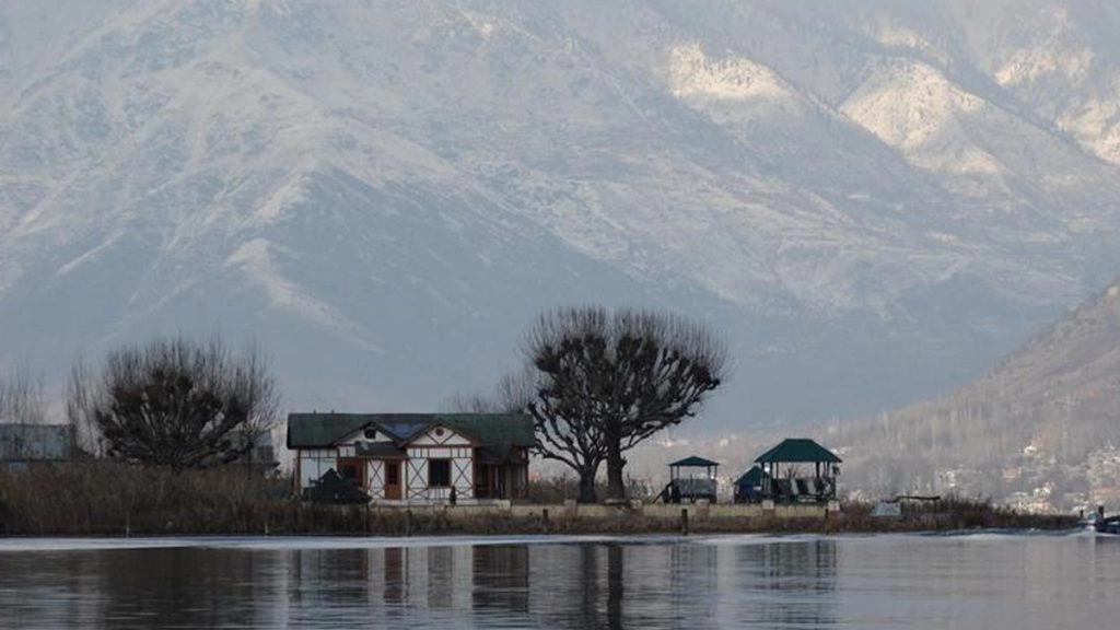 Jammu and Kashmir: जम्मू-कश्मीर में सर्दी का प्रकोप, माइनस 3.9 डिग्री पहुंचा तापमान