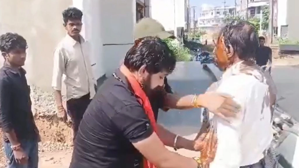 मध्य प्रदेश के सीधी में सिविल सर्जन पर शिंदे गुट के कार्यकताओं ने कालिख पोती.