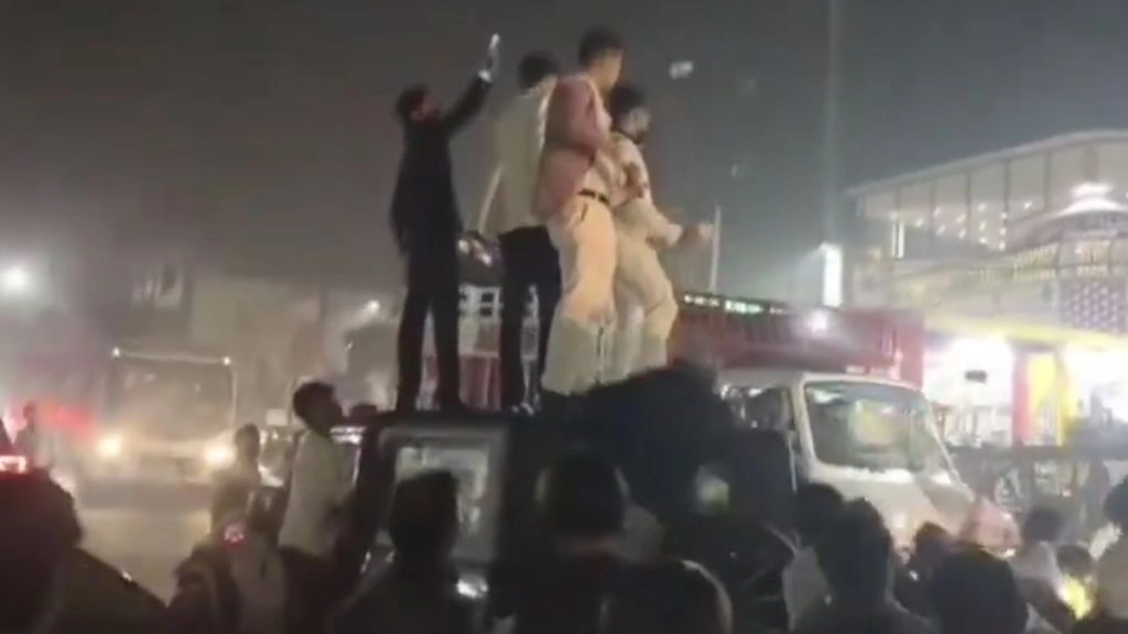 अमरोहा में थार की छत पर चढ़कर युवकों ने लुटाए पैसे.